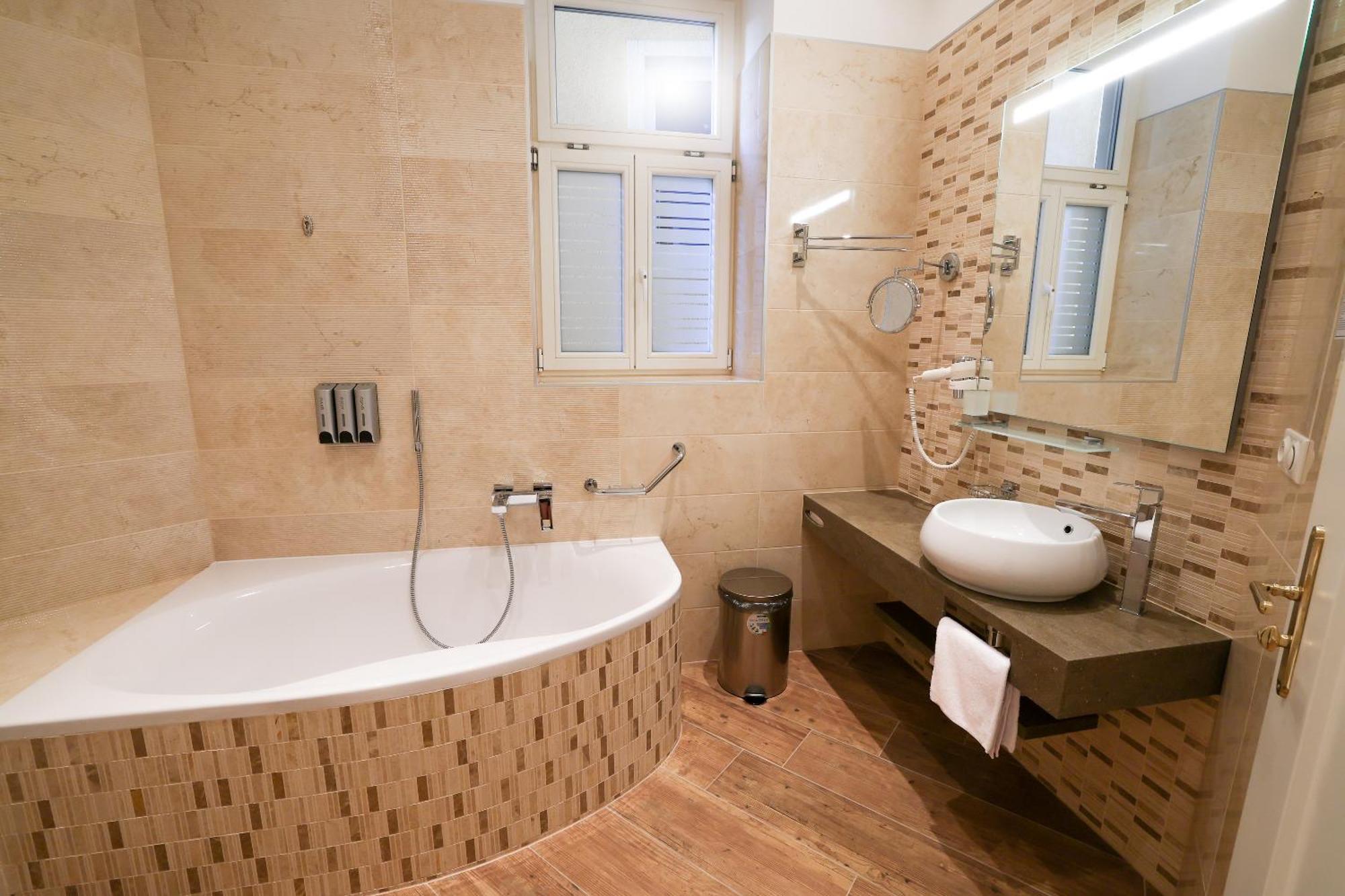 Boutique Hotel Ambiente ****+ Karlsbad Eksteriør billede